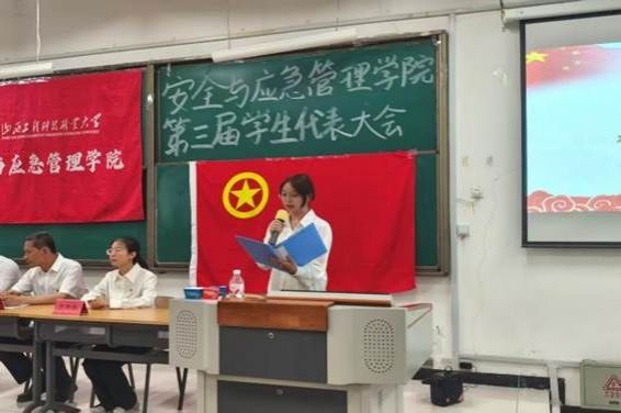 人们在看台上的人在商店里 AI 生成的内容可能不正确。