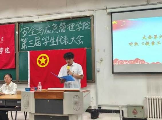 人们在看台上的人在商店前 AI 生成的内容可能不正确。
