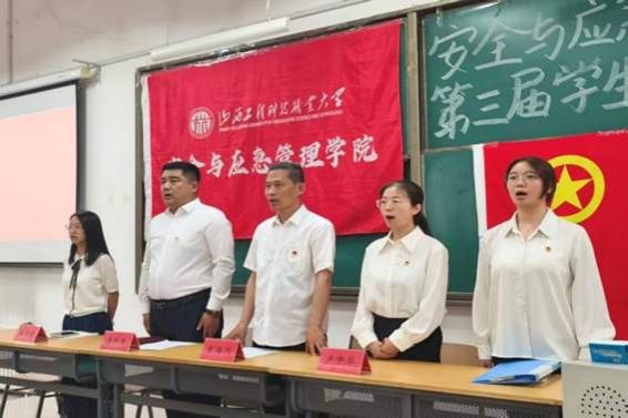 一群人站在桌子边 AI 生成的内容可能不正确。