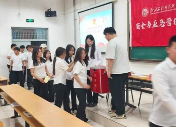 一群人站在桌子边 AI 生成的内容可能不正确。