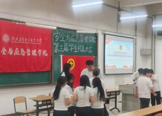 会议室里的人们 AI 生成的内容可能不正确。