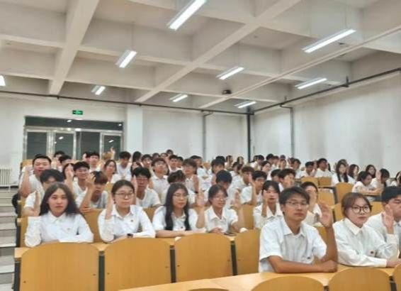 会议室里的人们 AI 生成的内容可能不正确。